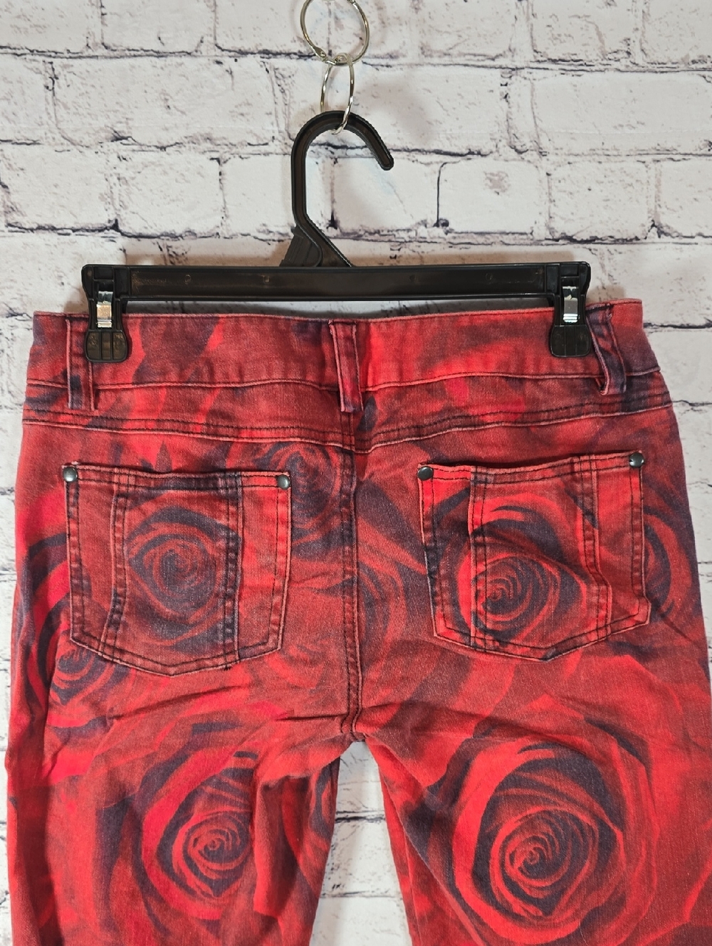 Alice + Olivia Red and Black Floral Low-Rise Jeans Size 8 - Picture 9 of 14